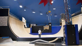 Spektakulärer Aufbau: Julian Roth in der grossen Skate Bowl, für die es gehörig Mut braucht.