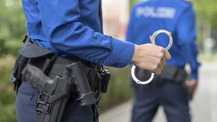 Die Zürcher Kantonspolizei hat einen 39-Jährigen verhaftet: Er soll Minderjährige dazu gedrängt haben, ihm Sex-Bilder von sich zu schicken. (Symbolbild)