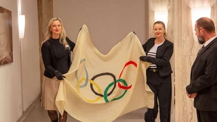 Die offizielle Fahne der St. Moritzer Olympischen Winterspiele von 1948 ist am Mittwoch an einer Auktion für 20'000 Franken versteigert worden.