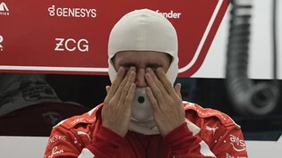 Charles Leclerc reibt sich die Augen, bevor er sich um 2.30 Uhr Ortszeit in seinen Ferrari setzt