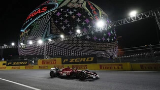 Charles Leclerc rast in seinem Ferrari zur Pole-Position in Las Vegas