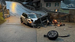 Auto beschädigt: Bei der Mauer auf einem Vorplatz in Surava blieb das Unfallauto stehen.
