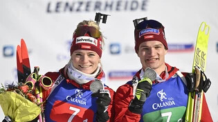 Amy Baserga und Niklas Hartweg strahlen mit der Silbermedaille, gewonnen in Single-Mixed-Staffel an der Heim-EM im Januar 2023 in Lenzerheide