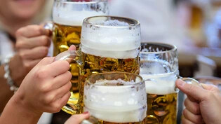 Die Menschen in der Schweiz haben von Oktober 2022 bis September 2023 weniger Bier getrunken als in der Vorjahresperiode. (Symbolbild)