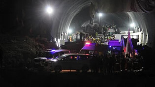 Krankenwagen fahren aus dem Tunnel mit den geretteten Arbeitern. Beim Tunnel-Drama in Indien sind alle 41 eingeschlossenen Arbeiter aus dem Berg befreit worden. Foto: Uncredited/AP/dpa