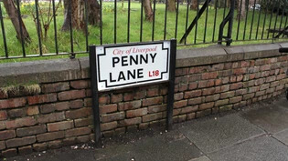 ARCHIV - Das Straßenschild «Penny Lane» steht am 22.03.2017 in Liverpool (Großbritannien) auf der Straße. 1967 veröffentlichten die Beatles das Album «Sgt Pepper's Lonely Hearts Club Band». Foto: picture alliance / Philip Dethlefs/dpa