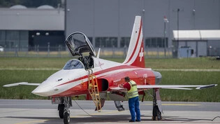 Die Schweizer Luftwaffe nimmt den Flugbetrieb mit den Übungsflugzeugen des Typs PC-21 nach dem Unfall vom Dienstag in Emmen LU per sofort wieder auf. (Archivbild)