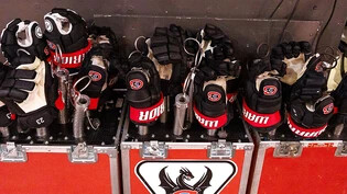 Das nützte: Die Eishockey-Handschuhe der Spieler von Fribourg-Gottéron sind zum Trocknen auf ein Gebläse gestülpt