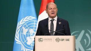 Bundeskanzler Olaf Scholz (SPD) spricht während der Weltklimakonferenz der Vereinten Nationen (COP28) . Foto: Rafiq Maqbool/AP/dpa