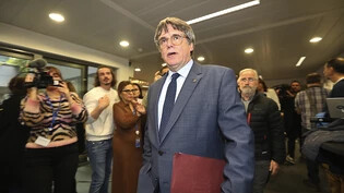Carles Puigdemont, ehemaliger katalanischer Ministerpräsident, trifft zu einer Pressekonferenz ein. Foto: ---/Europa Press/AP/dpa