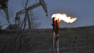 ARCHIV - Eine Fackel zur Verbrennung von Methan aus der Ölförderung. Die USA wollen schärfer gegen den Ausstoß von Methan vorgehen. Foto: Matthew Brown/AP/dpa
