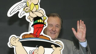 Der französische Autor und Zeichner Albert Uderzo 2005 an der Buchmesse in Frankfurt hinter einem Aufsteller seiner Comic-Helden Asterix und Obelix stehend. (Archivbild)