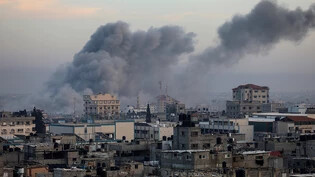 Nach einem israelischen Luftangriff im südlichen Gazastreifen steigt dichter Rauch über Gebäuden in Rafah auf. Foto: Abed Rahim Khatib/dpa