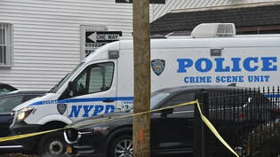 Am Tatort in Queens, der mit Flatterband abgesperrt ist, parkt ein Wagen der NYPD-Polizei der Crime Scene Unit. Foto: Kyle Mazza/TheNEWS2/ZUMA/dpa