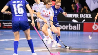 Deutliche Niederlage gegen die Finninnen: Die Schweizerinnen waren offensiv zu harmlos. Nach zwei Dritteln lagen sie 1:8 im Rückstand, der einzige Treffer entstand durch ein Eigentor. Im Bild ist Seraina Fitzi, die sich versucht durchzusetzen.