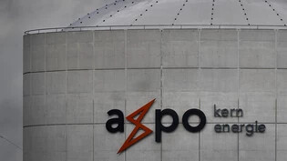 Das Logo des Energiekonzerns Axpo am Kernkraftwerk Beznau.
