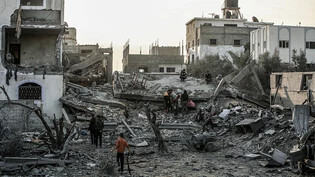 Palästinenser inspizieren nach einem israelischen Luftangriff ein zerstörtes Haus. Foto: Abed Rahim Khatib/dpa