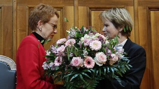 Die neu gewählte Ständeratspräsidentin Eva Herzog (SP/BS) bekommt von ihrer Vorgängerin, Brigitte Häberli-Koller (Mitte/TG) einen Blumenstrauss überreicht.