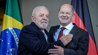Bundeskanzler Olaf Scholz (r, SPD) und Luiz Inacio Lula da Silva, Präsident von Brasilien, umarmen sich anlässlich der 2. deutsch-brasilianischen Regierungskonsultationen in der deutschen Hauptstadt im Bundeskanzleramt nach der Pressekonferenz. Foto: Kay…