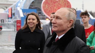 Auf diesem von der staatlichen russischen Nachrichtenagentur Sputnik via AP veröffentlichte Foto besucht Wladimir Putin (vorne), Präsident von Russland, die internationale Ausstellung «Russland» auf der Ausstellung der Errungenschaften der…