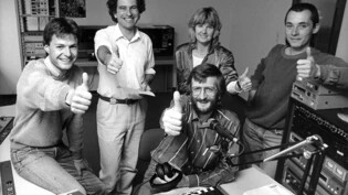 Radio Grischa geht am 13. Juni 1987 mit einem einmonatigen Versuchsbetrieb auf Sendung. Programmchef Matthias Lauterburg (Mitte) mit einem Teil seines Teams.
