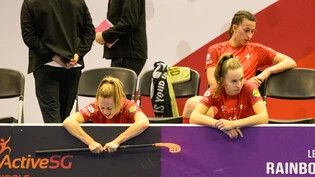Enttäuschte Schweizerinnen: Doris Berger, Selma Bergmann und Andrea Gämperli (von links) lassen den Kopf hängen nach der 2:4-Halbfinalniederlage gegen Schweden.