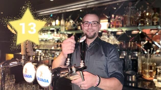 Es dreht sich alles um den Gast: Chris Koch wird auch am Weihnachtstag in der Bar des Davoser «Grischa»-Hotels Bier zapfen.