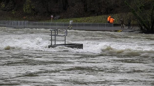 Die Aare führt Hochwasser im Mattequartier in Bern.