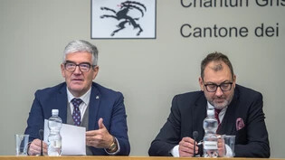 Regierungspräsident 2024, Jon Domenic Parolini, mit seinem Vorgänger Peter Peyer (rechts) während dem Medientreffen mit der Bündner Regierung im November 2023.