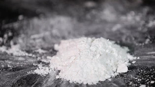 Die Polizei hat am Flughafen Zürich am Freitag in Kloten zwei Drogenkuriere verhaftet und dabei rund 21 Kilogramm Kokain sichergestellt. (Symbolbild)