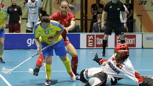 Viel Durchschlagskraft: Sofia Joelsson setzt sich an der WM gegen Verteidigerin Tanja Stella und Torhüterin Lara Heini durch.