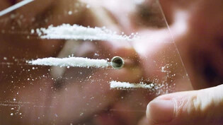 Die Kantonspolizei Zürich hat am Samstag einen Drogenkurier verhaftet und rund 1000 Gramm Kokain sichergestellt. (Symbolbild)