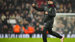 Beim Jubeln über den Sieg seines FC Liverpool in der Premier League gegen Newcastle United hat Trainer Jürgen Klopp seinen Ehering verloren.