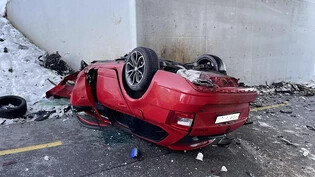 Der Autofahrer starb nach dem Selbstunfall in Einsiedeln SZ noch auf der Unfallstelle.