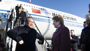 Bundespräsidentin Viola Amherd begrüsste in Zürich am Sonntag den chinesischen Ministerpräsidenten Li Qiang.