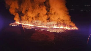 dpatopbilder - HANDOUT - Auf diesem vom Isländischen Katastrophenschutz zur Verfügung gestellten Foto, ist die Lava beim Ausbruch des Vulkans zu sehen. Foto: Uncredited/Icelandic Civil Protection/AP/dpa - ACHTUNG: Nur zur redaktionellen Verwendung im…