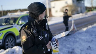 Polizisten sperren einen Tatort ab. Vier Menschen wurden in einem Haus voller Rauch tot aufgefunden. Foto: Fredrik Varfjell/NTB/dpa
