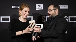 Die Schweizerin Regisseurin Lisa Gerig, Gewinnerin des "Prix de Soleure" mit "Die Anhörung" (links)und der Schweizer Regisseur Luka Popadic, Gewinner des "Prix du Public" mit "Echte Schweizer".