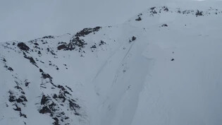 Die beiden Männer befanden sich auf der Abfahrt vom Gipfel des Dotse (2491 m), als sie im Nordwesthang von der Lawine erfasst wurden.