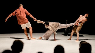 Die Swiss Dance Days zeigen "Solidarity!" von Rebecca Weingartner (rechts). Die Choreografin gewann 2021 den Kulturpreis des Kantons Baselland in der Sparte Tanz. Zu Weingartners Arbeiten gehören unter anderem Projekte mit Kindern oder Geflüchteten.