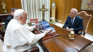 HANDOUT - Papst Franziskus (l) empfängt den US-amerikanischen Regisseur Martin Scorsese zu einer Audienz. Foto: Vatican Media/dpa - ACHTUNG: Nur zur redaktionellen Verwendung im Zusammenhang mit der aktuellen Berichterstattung und nur mit vollständiger…