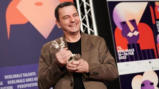 ARCHIV - Christian Petzold, Regisseur und Drehbuchautor, freut sich über den Silbernen Bär Großer Preis der Jury für seinen Film "Roter Himmel" ("Afire") auf der Pressekonferenz nach der Preisverleihung der Berlinale. In diesem Jahr gehört Petzold mit…