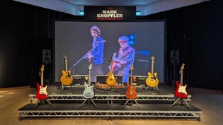 ARCHIV - Eine «Gibson Les Paul Standard» aus dem Jahr 1959 (M) und weitere Gitarren von Mark Knopfler, Musiker und Ex-Leader der Dire Straits, die am Mittwoch beim Londoner Auktionshaus Christie's versteigert wurden. Die «Gibson Les Paul Standard» aus…