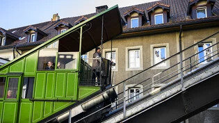 Es geht steil nach Oben: Das "Funiculaire" in der Stadt Freiburg, die einzige Wasserballastbahn der Schweiz, ist seit 125 Jahren in Betrieb. Die Bahn nutzt für jede Fahrt 3000 Liter Abwasser als Antrieb.