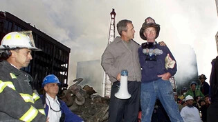 Der durch ein Foto an der Seite des damaligen US-Präsidenten George W. Bush (links mit Megaphon) nach den Terroranschlägen vom 11. September 2001 in New York berühmt gewordene frühere Feuerwehrmann Robert "Bob" Beckwith ist tot. (Archivbild)