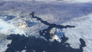 HANDOUT - Diese von der isländischen Regierungsbehörde für öffentliche Sicherheit und Katastrophenschutz zur Verfügung gestellte Luftaufnahme zeigt die Lavamassen nördlich von Grindavik. Der Vulkanausbruch soll wieder beendet sein. Foto: ---…