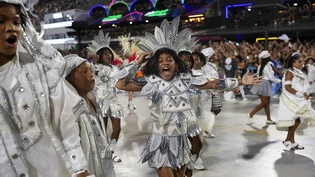Darsteller der Sambaschule Vila Isabel tanzen während der Karnevalsfeierlichkeiten im Sambodrom in Rio de Janeiro, Brasilien. Foto: Silvia Izquierdo/AP/dpa