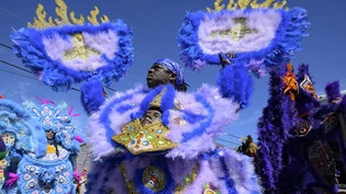 dpatopbilder - In New Orleans feiern tausende Menschen mit aufwendigen Kostümen Karneval. Foto: Matthew Hinton/The Times-Picayune/The New Orleans Advocate via AP/dpa - ACHTUNG: Nur zur redaktionellen Verwendung und nur mit vollständiger Nennung des…