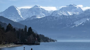 Bereits am ersten Februarwochenende lockte das schöne Wetter Ausflügler ins Freie - wie hier in Thun im Berner Oberland. (Archivbild)