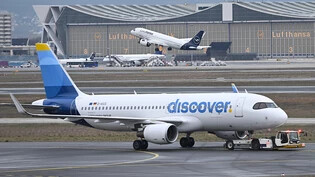 Ein Passagierflugzeug der Lufthansa-Tochter Discover Airlines am Frankfurter Flughafen. (Archivbild)